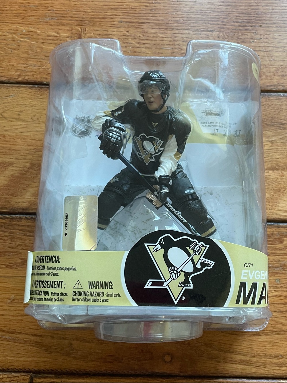 Evgeni Malkin Pittsburgh Penguins Black & Gold Hockey Player Figurine